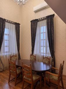 a dining room with a table and chairs at Квартира in Chişinău