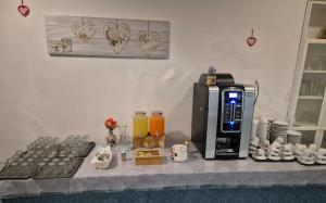 un tavolo con un piano di lavoro con una macchina per il caffè e un tavolo con una macchina per il caffè di HOTEL VILLA ELISA a Rimini Altre 21 foto