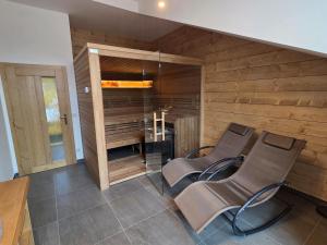 Posezení v ubytování Aspen Lodge Apartments & Sauna