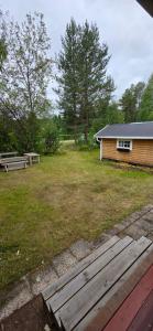 a backyard with a picnic table and a house at Villa Kjell in Vidsel