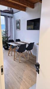 Et tv og/eller underholdning på Domki Pod Lasem - Domek Bukowy