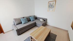 un soggiorno con un divano e un tavolino da caffè di Cosy Vau a Vau