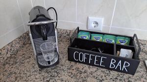 una macchina per il caffè appoggiata su un bancone con un bar per il caffè di Cosy Vau a Vau