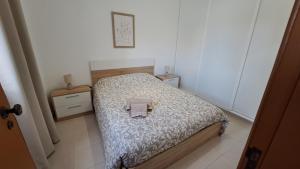 una piccola camera con un letto e due comodini di Cosy Vau a Vau