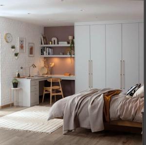 een slaapkamer met een bed en een bureau bij Lady Beauty House in Lampang