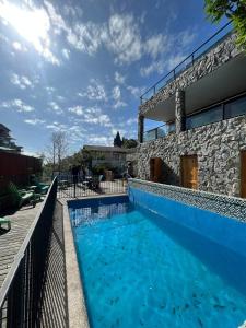 uma grande piscina azul ao lado de um edifício em La Quebrada lodge em Papudo