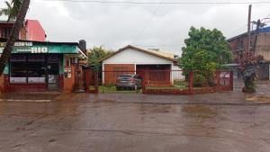an empty street with a fence in front of a building at Alojamiento céntrico in Puerto Iguazú