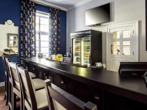 una cucina con bancone e frigorifero di Mantis St Helena a Jamestown