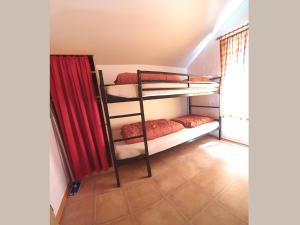 a room with two bunk beds in a room at Charmantes Ferienhaus in Skigebietsnähe in Schmallenberg