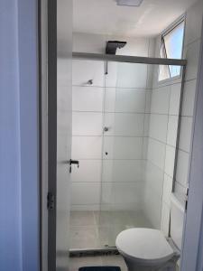 a bathroom with a toilet and a shower at Blue da Mantiqueira in Extrema +4 photos