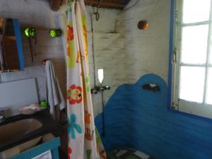 a bathroom with a shower with a shower curtain at la remansa in Neptunia