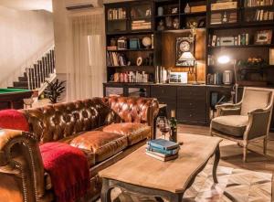 ŻebbuġBB De Rohan的配有皮沙发和桌子的客厅