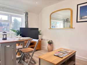 a living room with a desk and a mirror at Bright Cozy 2 bedroom Apartment in Oxford in Oxford