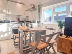 a kitchen with a table and chairs and a television at Bright Cozy 2 bedroom Apartment in Oxford in Oxford