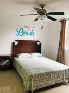 En eller flere senge i et værelse på COSTA LINDA Charming 1-03