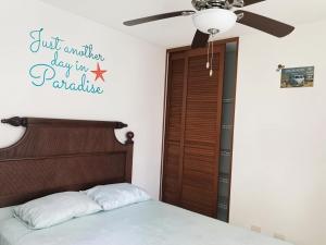 En eller flere senge i et værelse på COSTA LINDA Charming 1-03 + 20 billeder