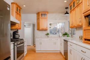 Kuchyň nebo kuchyňský kout v ubytování Family Retreat - 4 Bed 3 Bath Fireplace & Fun
