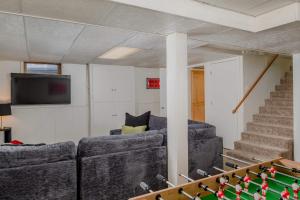 TV a/nebo společenská místnost v ubytování Family Retreat - 4 Bed 3 Bath Fireplace & Fun