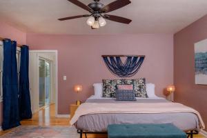 Postel nebo postele na pokoji v ubytování Family Retreat - 4 Bed 3 Bath Fireplace & Fun