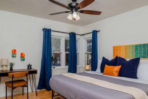 Postel nebo postele na pokoji v ubytování Family Retreat - 4 Bed 3 Bath Fireplace & Fun + 12 fotografií