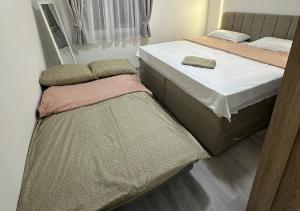 twee bedden naast elkaar in een kamer bij Centar Posušje Jednosobni stan in Posušje