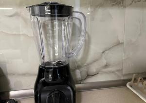een zwarte blender bovenop een aanrecht bij Centar Posušje Jednosobni stan in Posušje