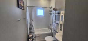 Phòng tắm tại Two Bedroom Serenity with AC- Complimentary Welcome Treats