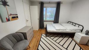 una piccola stanza con un letto e una sedia di Villa Lärkvägen a Virserum