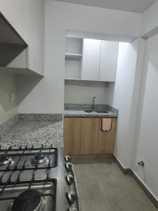 eine leere Küche mit Herd und Spüle in der Unterkunft Departamento Centrico Yanahuara Beaterio in Arequipa