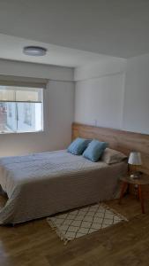 ein Schlafzimmer mit einem großen Bett und einem Fenster in der Unterkunft Departamento Centrico Yanahuara Beaterio in Arequipa