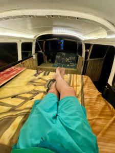 En eller flere senge i et værelse på Kombi Home do Jardins