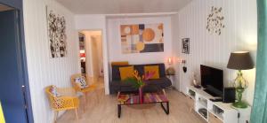 TV a/nebo společenská místnost v ubytování Les Gites Capra - Papaye