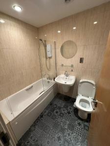 een badkamer met toilet, bad en wastafel bij The Athenaeum in Sunderland +21 foto's