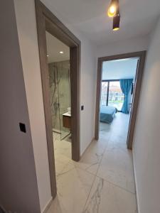 een hal met een deur naar een badkamer bij Sunny Aparts in Polykhrono