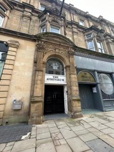 een gebouw met een boog voor een winkel bij The Athenaeum in Sunderland