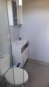 a bathroom with a toilet and a sink at Recanto dos Pássaros in Palhoça