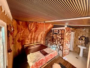 En eller flere senge i et værelse på Bedouin Secret cave camp + 47 billeder