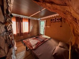 En eller flere senge i et værelse på Bedouin Secret cave camp