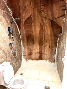 Et badeværelse på Bedouin Secret cave camp