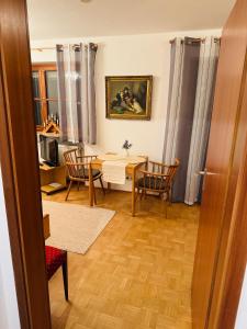 Habitación con mesa, sillas y comedor. en Ferienwohnung Nika, en Bad Reichenhall