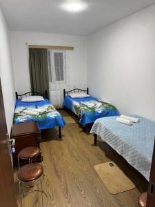 En eller flere senge i et værelse på NAPO HOTEL სასტუმრო ნაპო