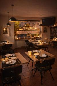 un restaurant avec des tables et des chaises et une cheminée dans l'établissement Pension zur Quelle, à Deudesfeld 22 autres photos