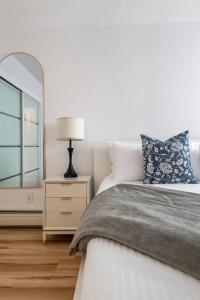 Giường trong phòng chung tại Peaceful DT Condo, Saddledome, HeatedParking