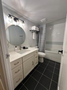 Phòng tắm tại Peaceful DT Condo, Saddledome, HeatedParking