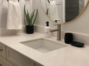 Phòng tắm tại Peaceful DT Condo, Saddledome, HeatedParking +22 ảnh