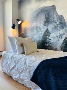 Giường trong phòng chung tại Peaceful DT Condo, Saddledome, HeatedParking