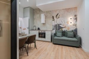 een keuken en eetkamer met een bank en een tafel bij Złota 7 Apartment in Warschau