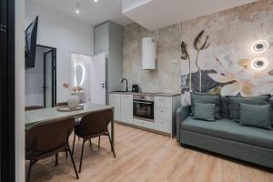 een keuken en woonkamer met een bank en een tafel bij Złota 7 Apartment in Warschau