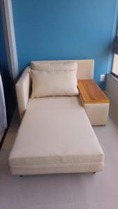 a couch and a table in a room at Apartamento 2 quartos Mamelucos in Salvador