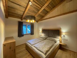 een slaapkamer met een groot bed en een raam bij Ferienwohnung Unterdürmoos in Annaberg im Lammertal